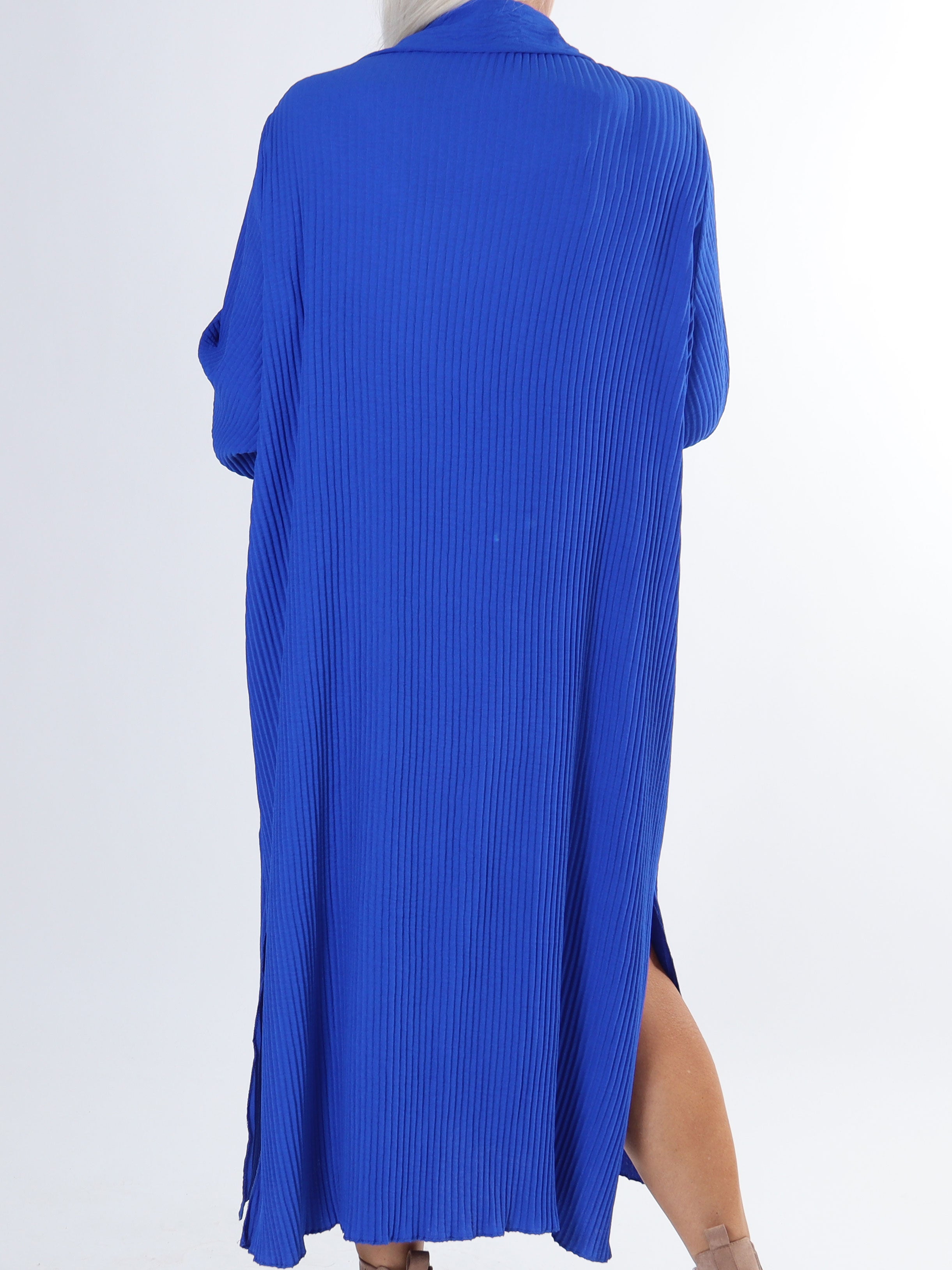 Lenora - Lång plisserad plus size klänning med knappar